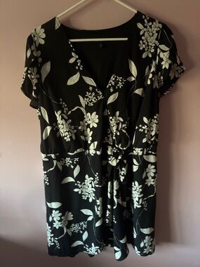 Express Black and White Floral Mini Dressexpress wrap dress fits size 12-14